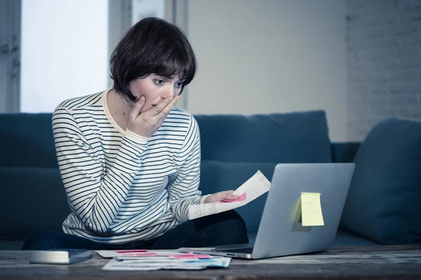 Mujer Joven Preocupada Desesperada Contabilidad Estrés Casa Finanzas Pequeñas Empresas — Foto de Stock