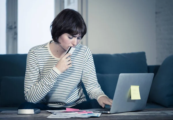 Retrato Mujer Preocupada Desesperada Sintiéndose Estresada Pagando Deudas Tarjetas Crédito — Foto de Stock