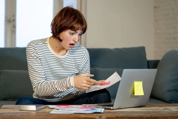 Mujer Joven Preocupada Desesperada Contabilidad Estrés Casa Finanzas Pequeñas Empresas — Foto de Stock