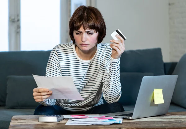 Portret Van Bang Wanhopig Vrouw Gevoel Benadrukt Betalende Creditcard Schulden — Stockfoto