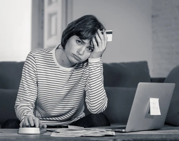 Retrato Mujer Preocupada Desesperada Sintiéndose Estresada Pagando Deudas Tarjetas Crédito — Foto de Stock