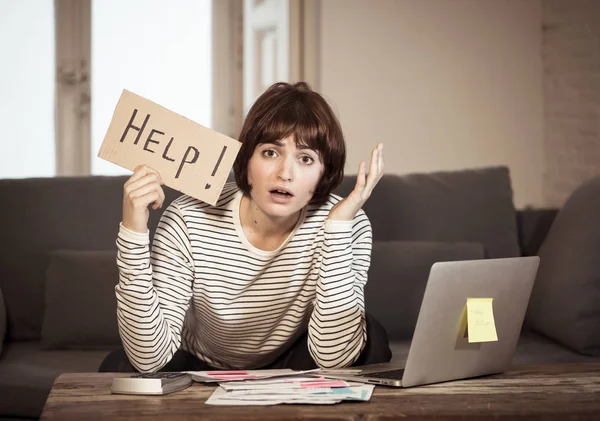 Porträt Einer Besorgten Jungen Frau Die Sich Gestresst Und Verzweifelt — Stockfoto