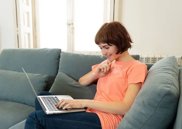 Retrato Estilo Vida Una Joven Mujer Atractiva Relajada Usando Computadora — Foto de Stock