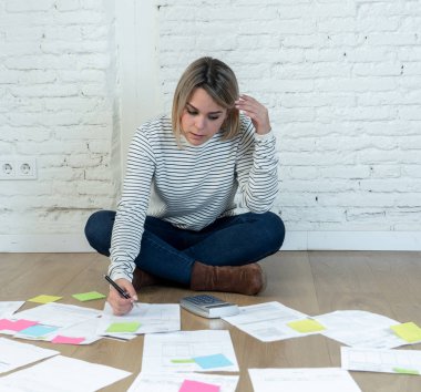 Endişeli genç kadın duygu portre hesap giderleri ipotek ödemek mümkün değil ile zemin üzerinde stresli ve umutsuz hissediyorum. Borçları ve yurtiçi faturaları ve mali sorunları ödeme.