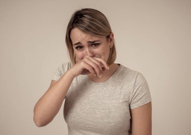 Genç üzgün ve endişeli kadının portre yakın, ağlayan, sefil ve umutsuz görünümlü. Üzüntü, keder ve korku hissi. Beyaz kopya alanı ile. Yüz ifadeleri ve duygular kavramı.