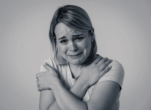 Zavři Černobílou Portrét Mladé Smutné Úzkostné Ženy Pláč Vypadá Mizerně — Stock fotografie