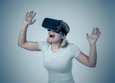 Hayran kadın VR kulaklık gözlükleri kullanarak deneyim elde, simülasyon hakkında heyecanlı duygu, sanal gerçeklik hareketleri yeni sanal dünya ile etkileşim yapma keşfetmek. Yeni teknoloji konsepti.