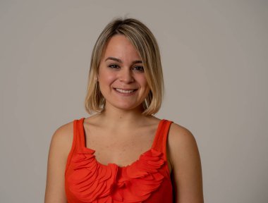 Sarı saçlı ve güzel gülümseme ve zarar yüz ifadesi ile genç çekici beyaz kadının kafa shot portre. Emin poz ve modelleme Feeling. Yaşam tarzı ve güzellik konsepti.