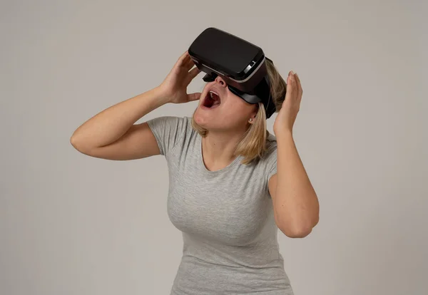Udivená Žena Která Dostává Zkušenost Pomocí Brýlí Sluchátka Rozrušena Simulací — Stock fotografie