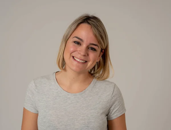 Primer Plano Retrato Atractiva Joven Bonita Mujer Caucásica Con Cara — Foto de Stock