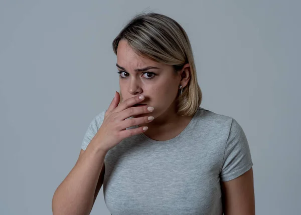 Feche Retrato Jovem Mulher Sentindo Medo Chocado Escondendo Seu Rosto — Fotografia de Stock