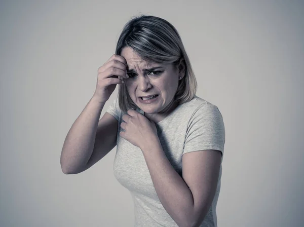 Gros Plan Portrait Jeune Femme Sentant Effrayée Choquée Cachant Son — Photo