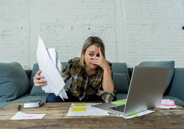 Ritratto Disperata Giovane Donna Sensazione Stress Controllo Bancario Online Finanze — Foto Stock