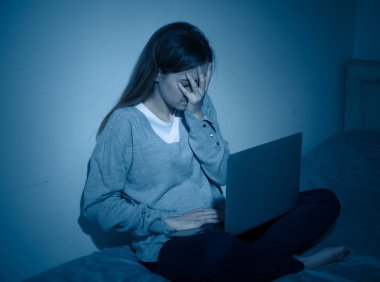 Korkmuş ve korkutucu üzücü genç laptop acı siber zorbalık ve taciz ile hat üzerinde zorbalık. Stalker sosyal medya, online zorluklar ve İnternet tehlikeleri zorbalık çocuk kurbanı.