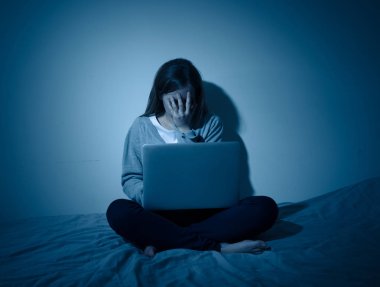 Korkmuş ve korkutmak genç bilgisayar Sanal zorbalık ve taciz acı dizüstü zorbalık olmak ağlıyor. Stalker sosyal medya, online zorluklar ve İnternet tehlikeleri zorbalık çocuk kurbanı.
