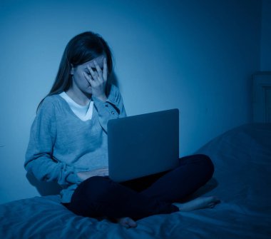 Korkmuş ve korkutmak genç bilgisayar Sanal zorbalık ve taciz acı dizüstü zorbalık olmak ağlıyor. Stalker sosyal medya, online zorluklar ve İnternet tehlikeleri zorbalık çocuk kurbanı.