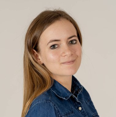 Küçük güzel genç kadının stüdyo portresi, sarı saçlı, kendine güvenen, rahat poz veren ve modelleme yapan Jean shirt giyiyor. Nötr arka planda izole. Yaşam tarzı ve güzellik konsepti.