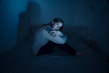 Genç ergen kız mobil cep telefonu bağımlılığı duygu yalnız ve depresyona sahip uykusuzluk uyku gece geç saatlere kadar oturan bağlı olması gerek. Inç