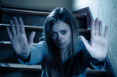 Genç Sevimli umutsuz, yalnız ve korkmuş genç ergen kız ellerini gösteren durdurun siber zorbalık, taciz, istismar, online takip ve okul konseptinde zorbalık. Dramatik ışık