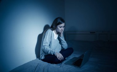 Korkmuş ve korkutucu üzücü genç laptop acı siber zorbalık ve taciz ile hat üzerinde zorbalık. Stalker sosyal medya, online zorluklar ve İnternet tehlikeleri zorbalık çocuk kurbanı.