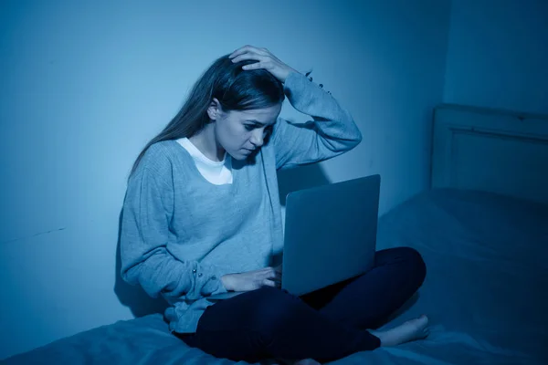 害怕和害怕的悲伤的青少年被欺负与笔记本电脑遭受网络欺凌和骚扰 欺凌跟踪者社交媒体的儿童受害者 网络挑战和互联网的危险 — 图库照片