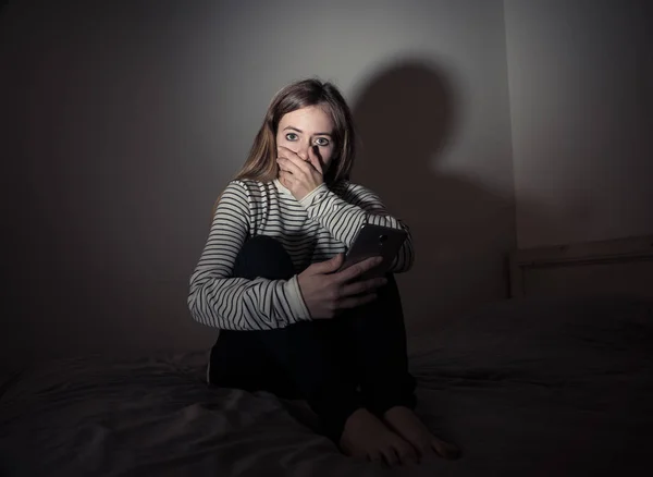 Triste Desesperado Jovem Adolescente Menina Telefone Inteligente Que Sofre Bulling — Fotografia de Stock