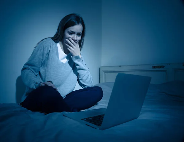 Assustado Intimidado Adolescente Triste Intimidado Line Com Laptop Sofrendo Cyberbullying — Fotografia de Stock