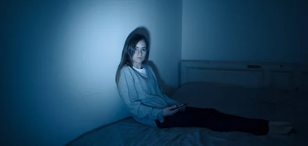 Joven Adolescente Que Sufre Adicción Los Teléfonos Celulares Sentirse Solo — Foto de Stock