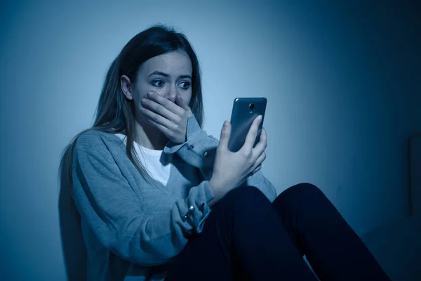 Triste Desesperado Jovem Adolescente Menina Telefone Inteligente Que Sofre Bulling — Fotografia de Stock