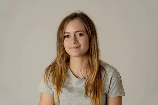 Fiatal Szép Kaukázusi Tinédzser Lány Boldog Izgatott Félénk Ünneplő Nyerő — Stock Fotó