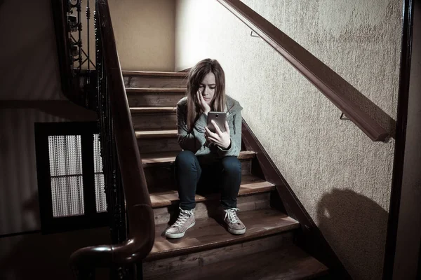 Triste Deprimido Jovem Adolescente Vítima Cyberbullying Por Telefone Inteligente Móvel — Fotografia de Stock