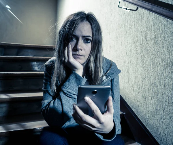 Triste Depresso Giovane Adolescente Vittima Cyberbullismo Cellulare Smart Phone Seduto — Foto Stock