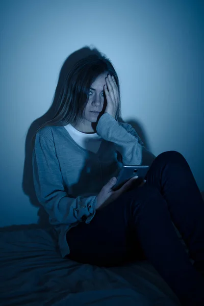 Triste Desesperado Jovem Adolescente Menina Telefone Inteligente Que Sofre Bulling — Fotografia de Stock