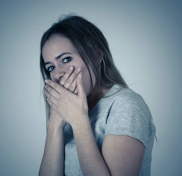 Primer Plano Retrato Joven Adolescente Shock Con Cara Asustada Haciendo —  Fotos de Stock