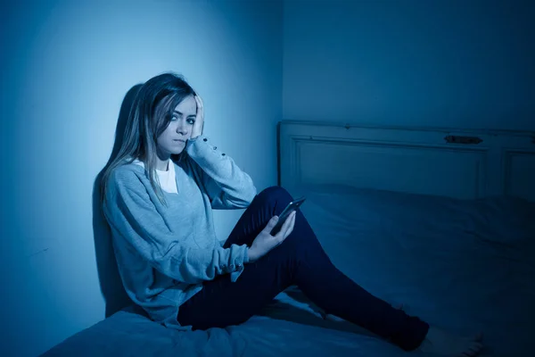 患有手机成瘾的青少年女孩感到孤独和抑郁有失眠需要连接深夜坐在床上 — 图库照片