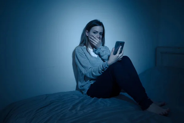 Triste Joven Adolescente Desesperada Chica Teléfono Inteligente Que Sufre Bulling —  Fotos de Stock
