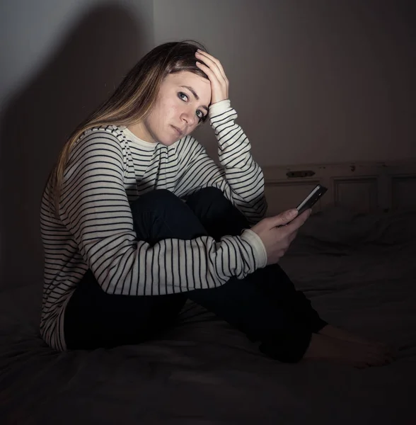 Triste Desesperado Jovem Adolescente Menina Telefone Inteligente Que Sofre Bulling — Fotografia de Stock