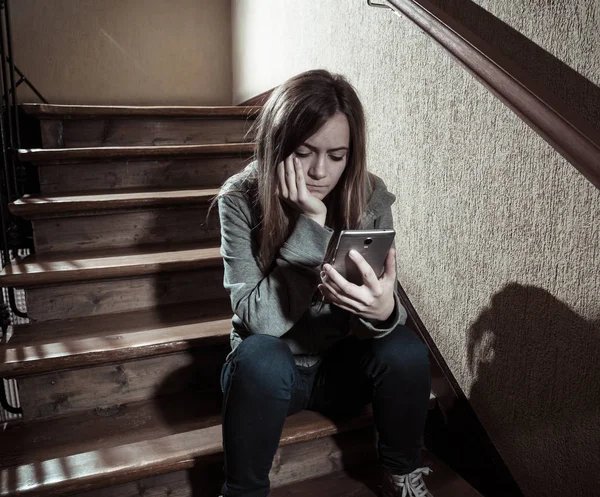 Triste Depresso Giovane Adolescente Vittima Cyberbullismo Cellulare Smart Phone Seduto — Foto Stock