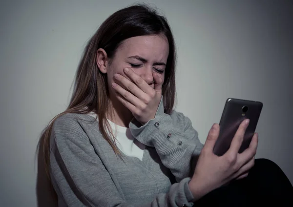 Triste Desesperado Jovem Adolescente Menina Telefone Inteligente Que Sofre Bulling — Fotografia de Stock