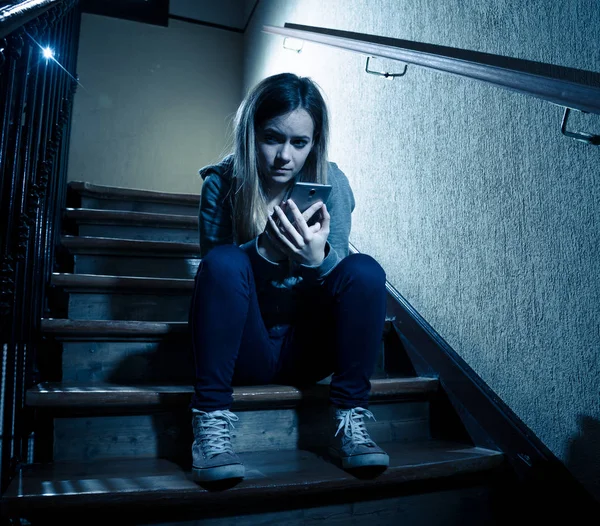 소녀의 피해자는 외로운 절망적이 계단에 모바일 스마트 괴롭힘 미디어 프로그램에 — 스톡 사진