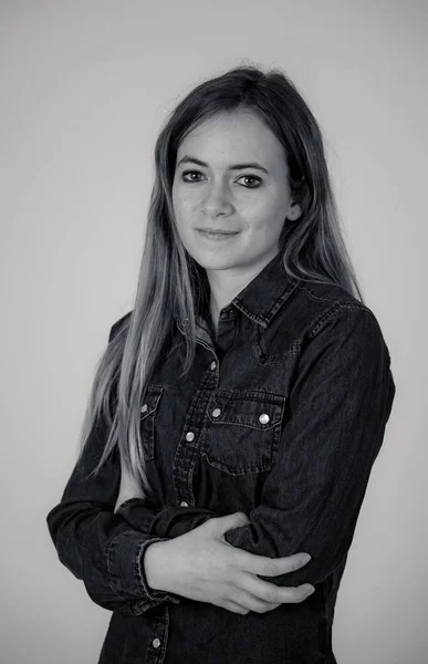 Retrato Blanco Negro Del Estudio Una Joven Hermosa Adolescente Con — Foto de Stock