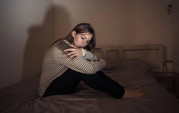 Triste Desesperado Jovem Adolescente Menina Telefone Inteligente Que Sofre Bulling — Fotografia de Stock