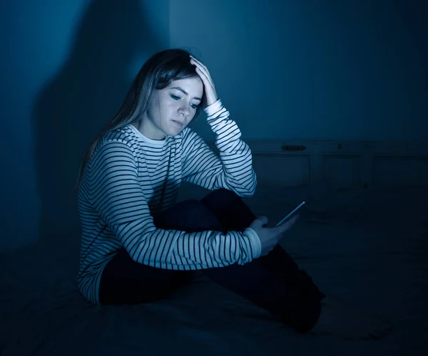 Triste Desesperado Jovem Adolescente Menina Telefone Inteligente Que Sofre Bulling — Fotografia de Stock