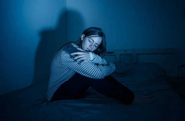 Triste Desesperado Jovem Adolescente Menina Telefone Inteligente Que Sofre Bulling — Fotografia de Stock