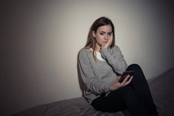 Fiatal Tinédzser Lány Szenved Mobil Mobiltelefon Függőség Érzés Magányos Nyomott — Stock Fotó