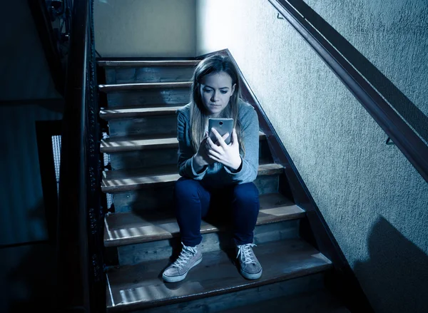 Ledsen Deprimerad Ung Tonåring Flicka Offer För Cybermobbning Mobil Smart — Stockfoto