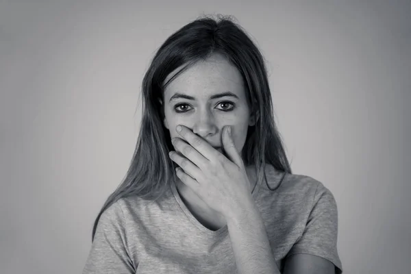 Primer Plano Retrato Joven Adolescente Shock Con Cara Asustada Haciendo — Foto de Stock