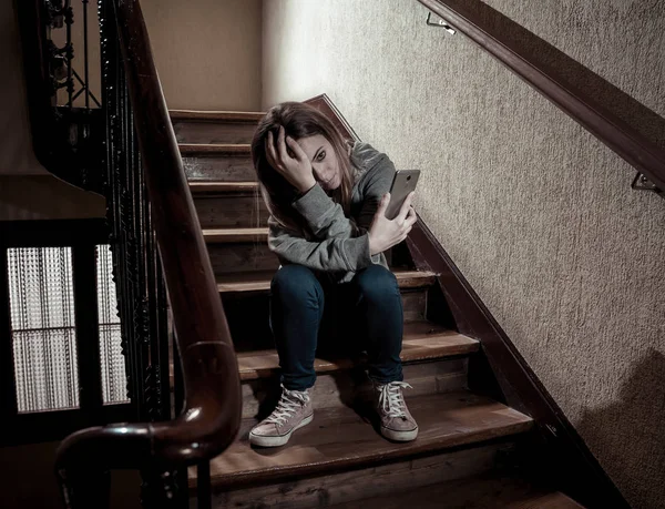 Грустная Депрессивная Молодая Девушка Подросток Жертва Кибериздевательств Помощью Мобильного Смартфона — стоковое фото