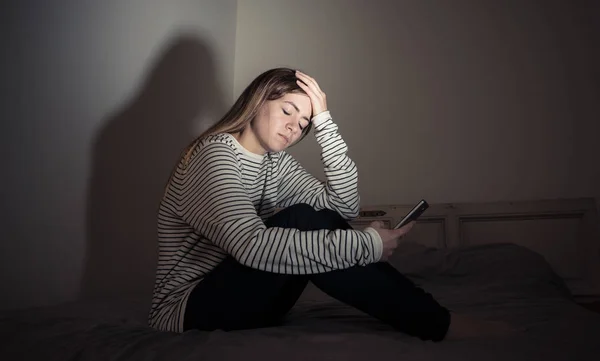 Triste Desesperado Jovem Adolescente Menina Telefone Inteligente Que Sofre Bulling — Fotografia de Stock