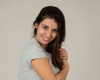 Mutlu yüz, güzel gülümseme ve uzun saçlı Genç güzel kadının portre yakın. Rahat giysiler giyip kameraya bakıyor. Güzellik, modelleme ve poz kavramı.